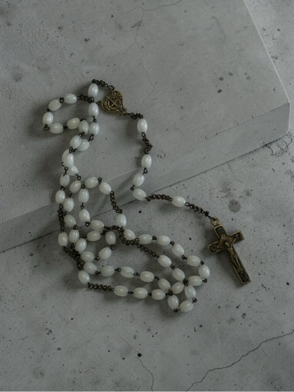 🫶🏻 White Beaded Rosary Necklace with Bronze Cross